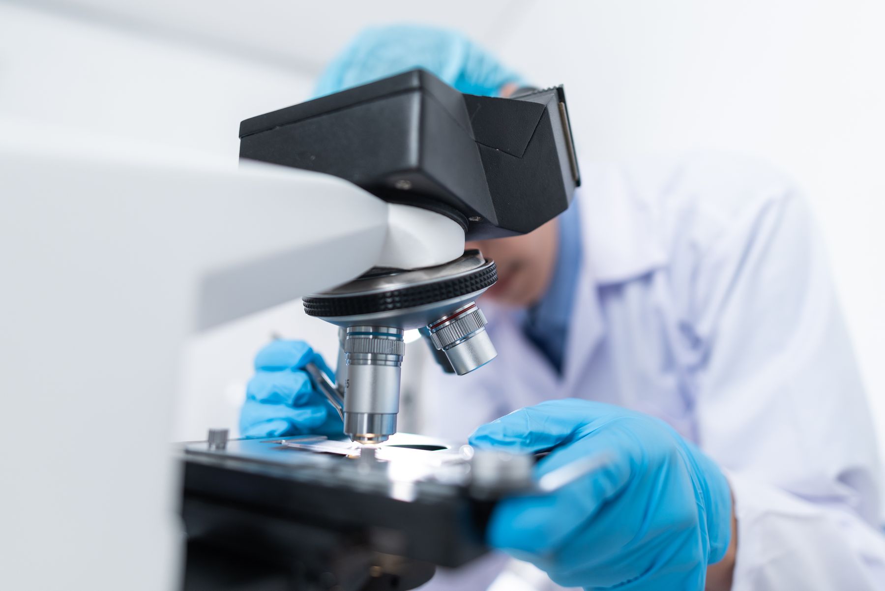 Lectura hematológica con microscopio en Laboratorio Clínico Xentiz, Cochabamba